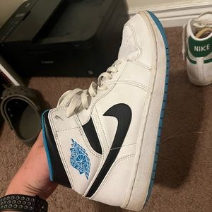 Jordan 1 Mid Laser Blue